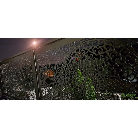 Porți metalice batante din 2 bucăți debitate laser cu model abstract personalizat cod 027